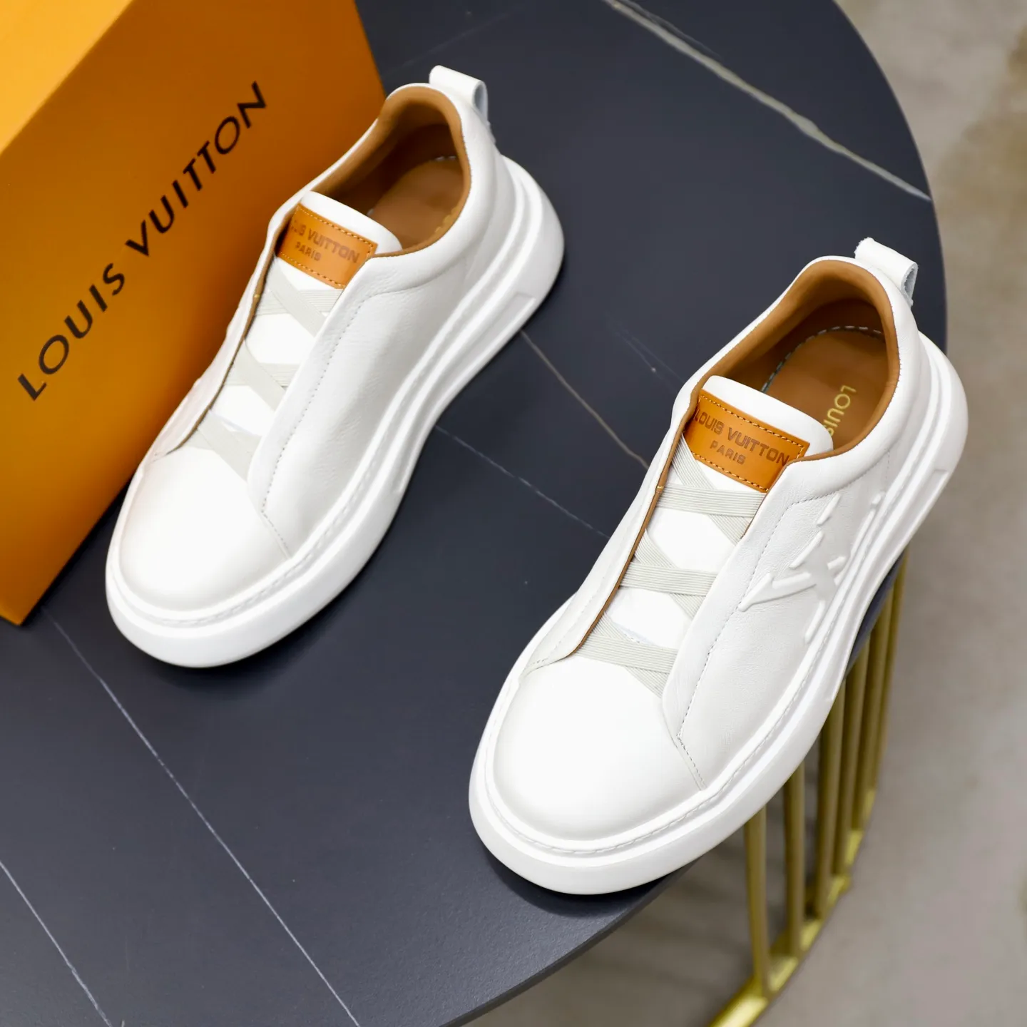 Men's shoes: 480💰🙅‍♂️🙅‍♂️🙅‍♂️ Brand: LV Louis Vuitton Standard code: 38-44 (45 customized) Grade: Same as the official website Material: Original cowhide fabric Comfortable cowhide lining Increased lightness, wear-resistant and soft outsole Style category: Men's fashionable casual shoes Running sneakers Distinguished luxury brand elements Top luxury Color: actual picture color